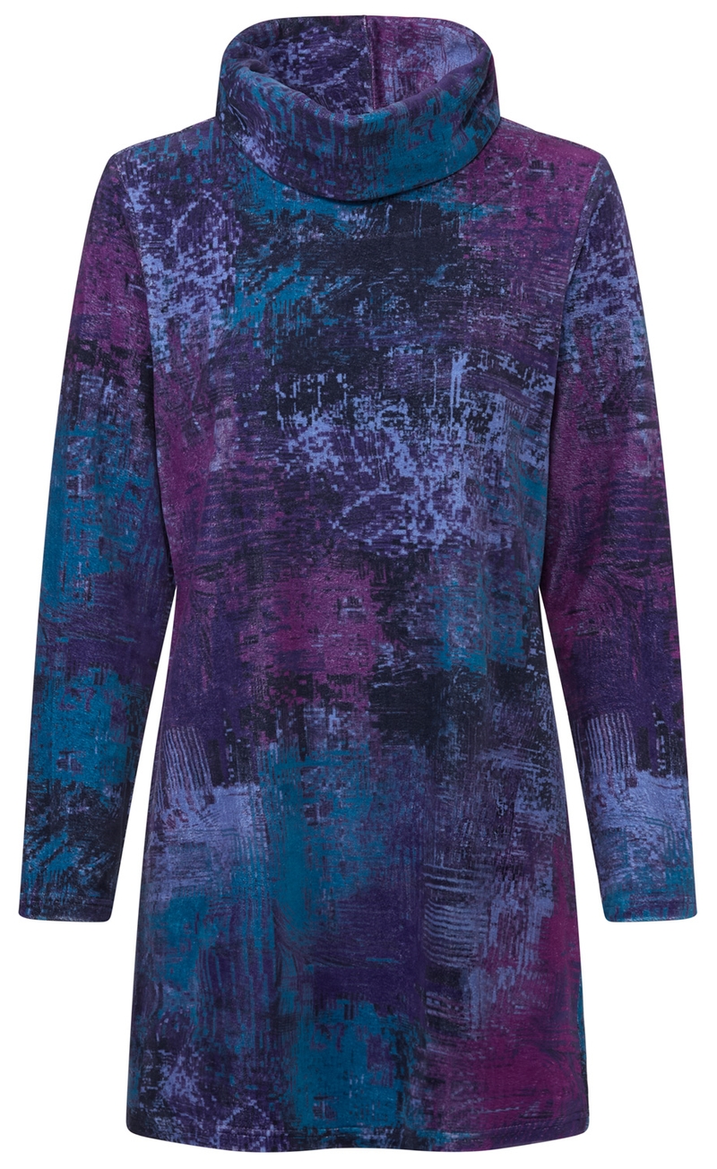 Langärmeliges Damenkleid mit Rollkragen, abstraktem Muster in Blau-, Lila- und Türkistönen, knielang, locker geschnitten, aus weichem, leicht strukturiertem Stoff, ohne sichtbare Verschlüsse, Vorderansicht auf weißem Hintergrund
