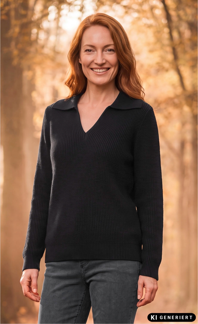 Frau mit roten Haaren trägt schwarzen Baumwoll-Mix-Pullover mit V-Ausschnitt und Hemdkragen, Jeans, lächelt, herbstlicher Waldhintergrund mit warmem Sonnenlicht