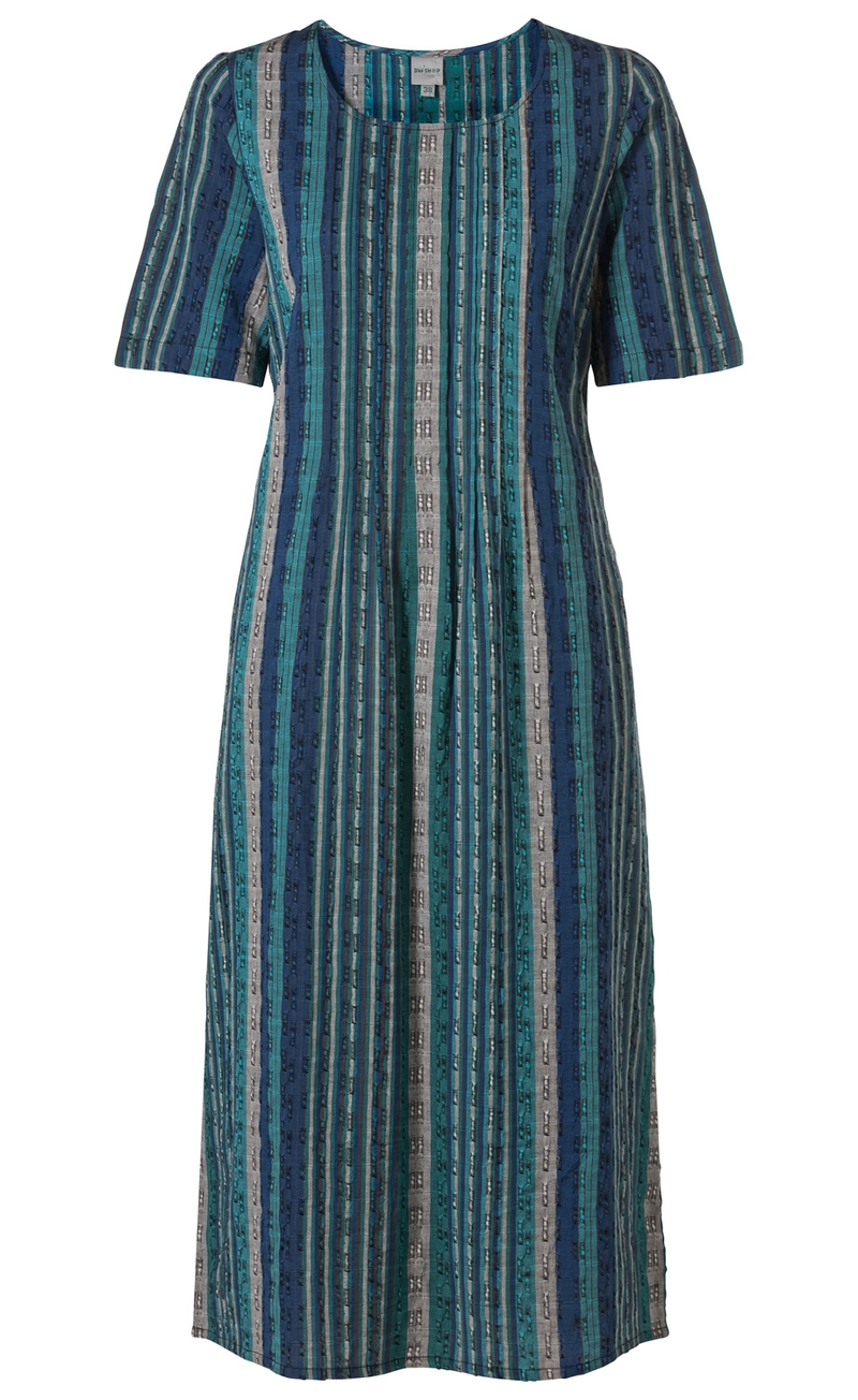 Baumwoll-Kleid mit kurzen Ärmeln, rundem Ausschnitt und lockerem Schnitt, in blau, grün und grau mit vertikalen Streifenmuster und feiner Struktur, knielang.