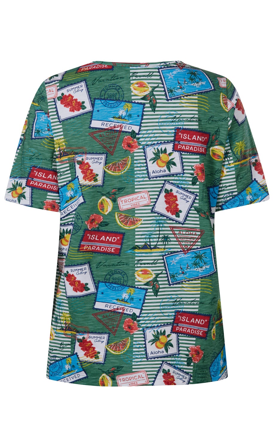 grünes Baumwoll-Shirt mit buntem tropischem Muster, Rückansicht, Motive aus Inselparadies, Segelboote, Palmen, Früchte, Blüten und Schriftzüge wie Island Paradise, Aloha, Tropical Vibes, Summer Calling