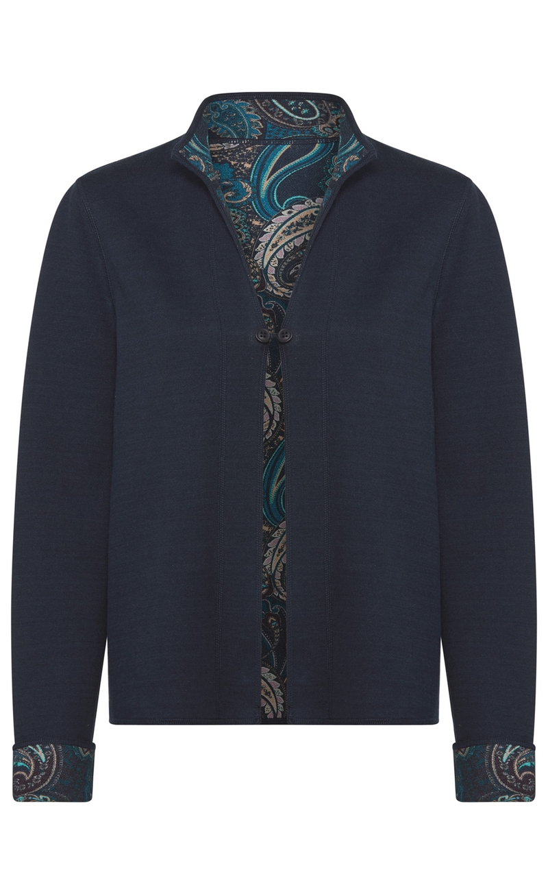 Dunkelblaue Langarmjacke mit Stehkragen, Knopfverschluss vorne, innen sowie an Kragen und Ärmelumschlägen ein blau-graues Paisley-Muster sichtbar