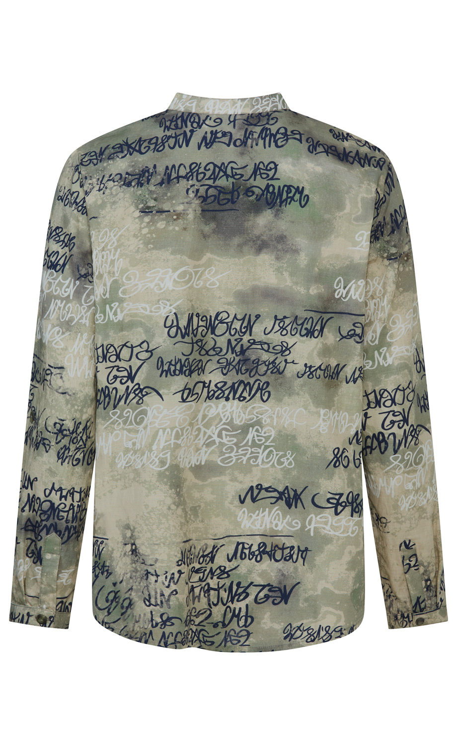 langärmliges Hemd in grün-beige mit abstraktem Muster aus schwarzen und weißen kalligrafieähnlichen Schriftzeichen, sichtbare Manschetten, Stehkragen, Rückseite des Hemds gezeigt