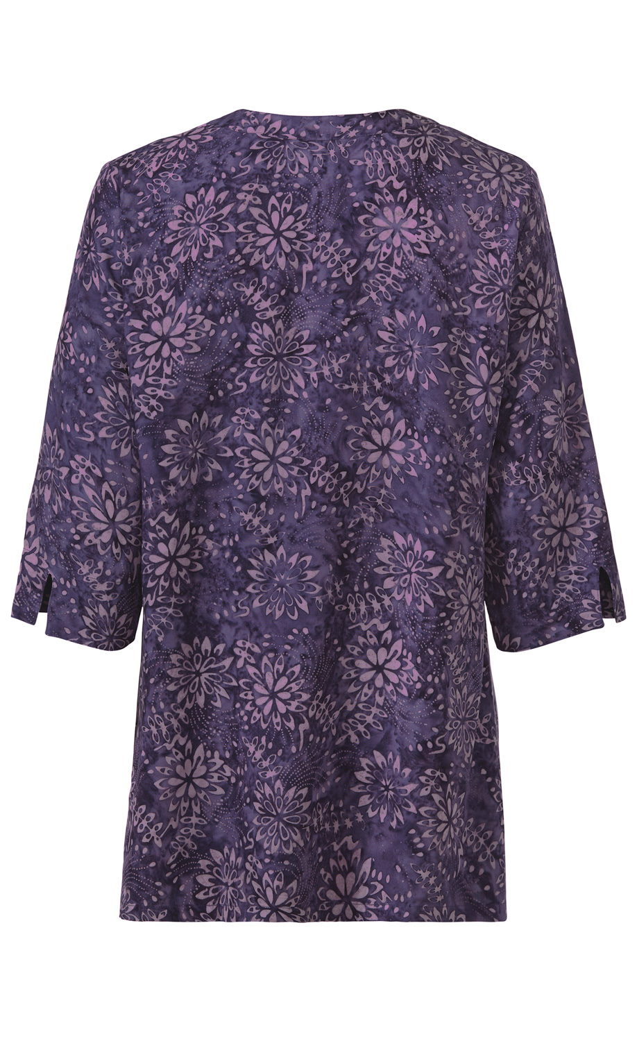 Rückansicht einer Viskose-Tunika mit 3/4-Ärmeln, dunkelviolett mit hellvioletten und rosa floralen Mandala-ähnlichen Mustern, schmalen Ärmelschlitzen, lockerem Schnitt