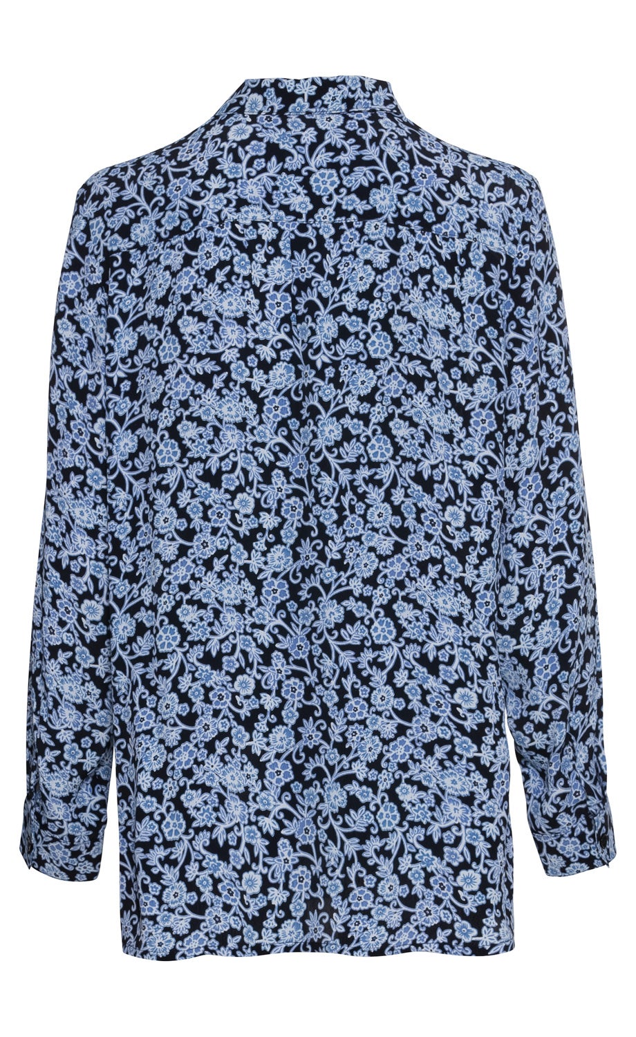 Rückansicht einer Viskose-Bluse mit langem Arm, dunkelblauem Grund und dichtem hellblau-weißem Blumenmuster, Stehkragen und Knopfmanschetten.
