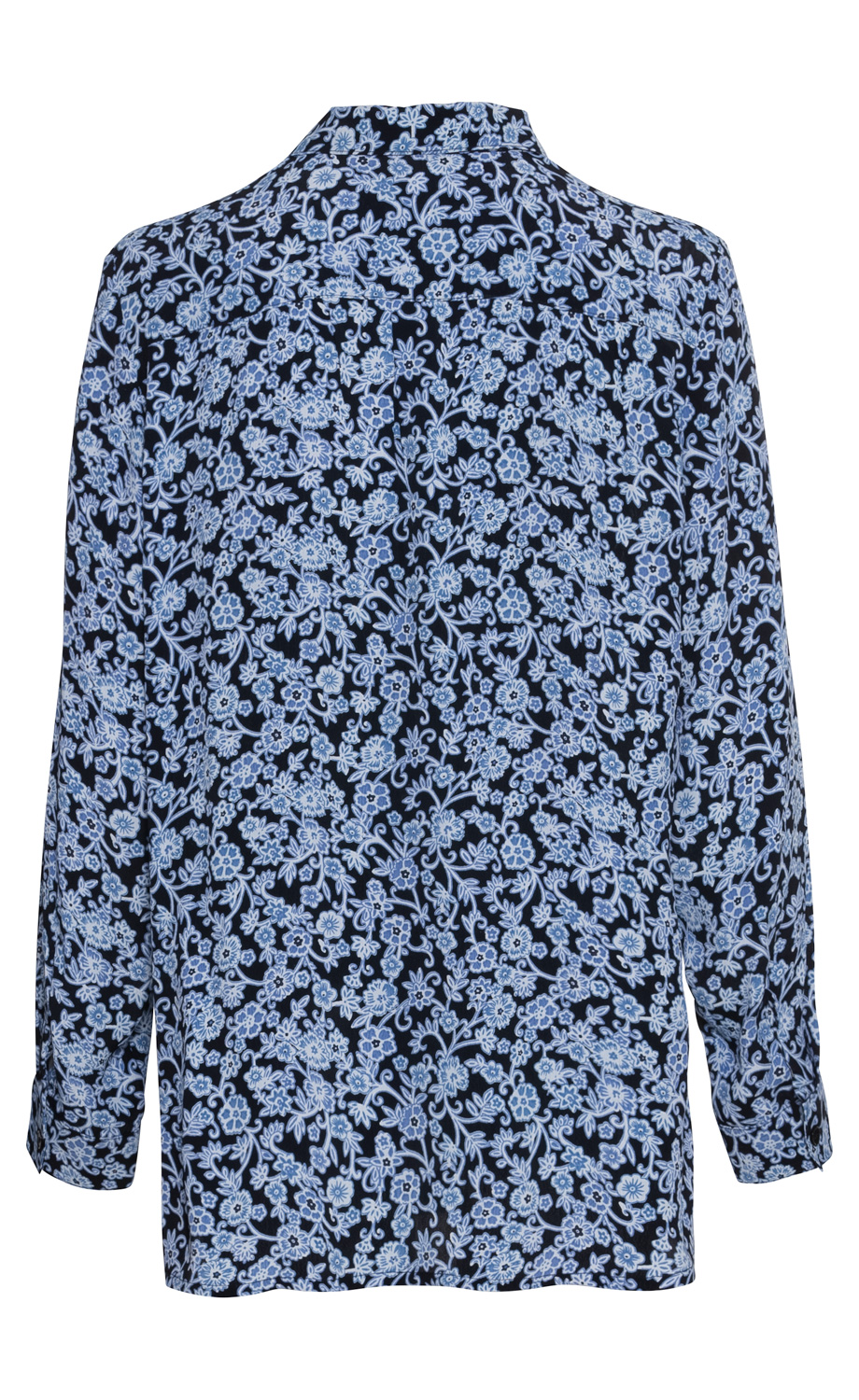 Rückansicht einer Viskose-Bluse mit langem Arm, dunkelblauem Grund und dichtem hellblau-weißem Blumenmuster, Stehkragen und Knopfmanschetten.