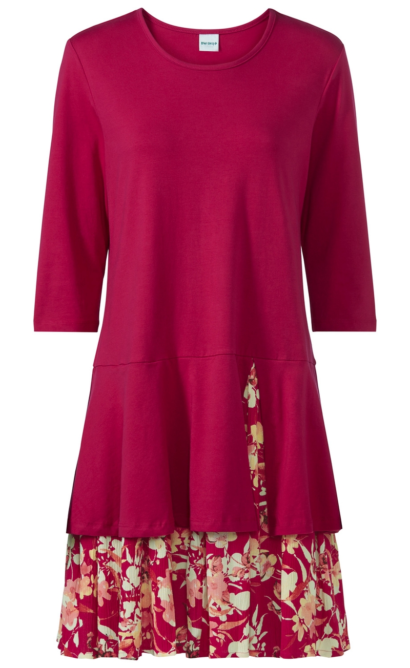 Baumwoll-Kleid in Dunkelrot mit 3/4-Ärmeln, rundem Ausschnitt und zweilagigem Rockteil, obere Lage uni, untere Lage plissiert mit floralem Muster in Hellrosa und Cremefarben