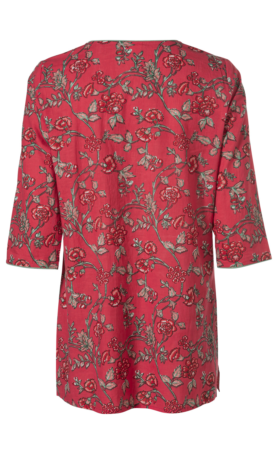 Rückansicht einer roten Baumwoll-Bluse mit 3/4-Ärmeln, floralem Muster in Rot, Grün und Beige, leichter Taillierung und kleinem Schlitz am Saum