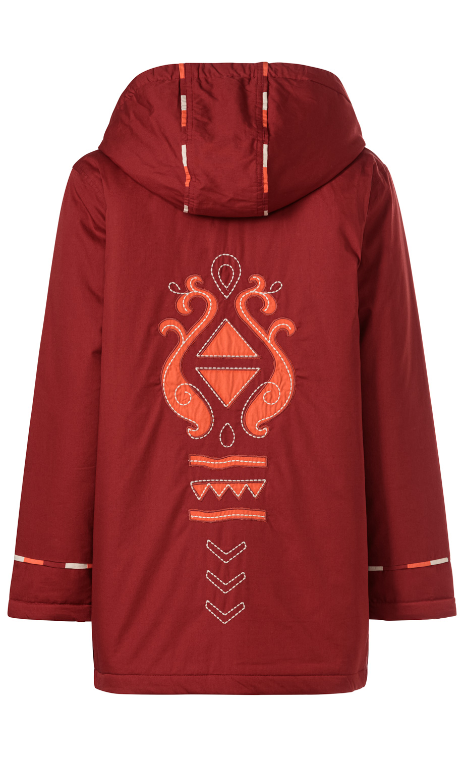 Rückansicht einer roten Baumwoll-Jacke mit Kapuze, verziert mit orangefarbenem und weißem, geometrisch inspiriertem Stickmuster auf dem Rücken sowie gestreiften Details an Kapuze und Ärmeln