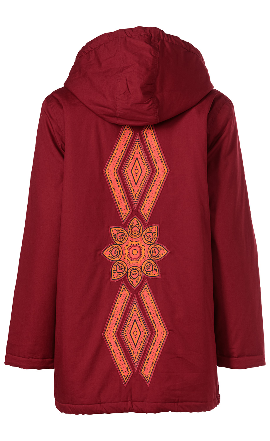 Rückansicht einer roten Baumwoll-Jacke mit Kapuze, verziert mit großem, symmetrischem, orange-rotem Ethno-Muster aus Rauten und Blumenformen in der Mitte des Rückens