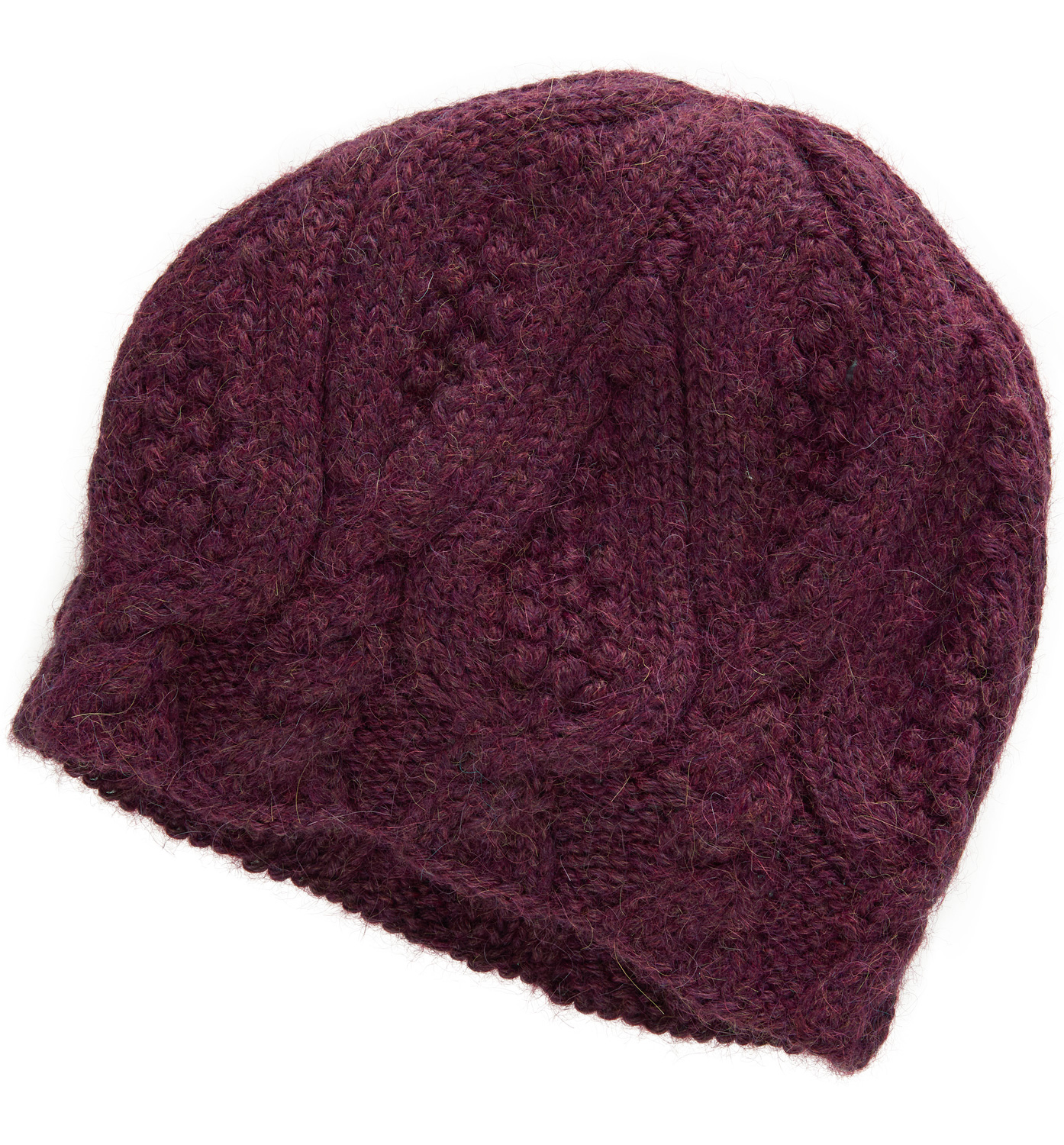 dunkelrote gestrickte Alpaka-Mütze mit Zopfmuster aus weicher, flauschiger Wolle, warm und winterlich, flach liegend auf weißem Hintergrund