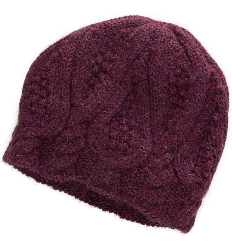 dunkelrote gestrickte Alpaka-Mütze mit Zopfmuster aus weicher, flauschiger Wolle, warm und winterlich, flach liegend auf weißem Hintergrund