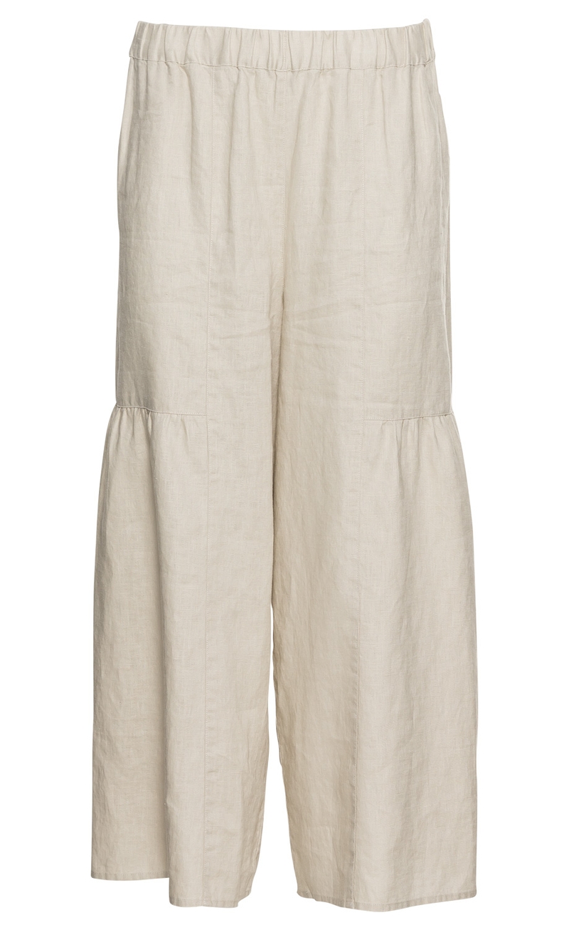 Beige Leinen-Hosenrock mit weitem Bein, elastischem Bund und Nahtdetails knapp über dem Knie, locker fallend, leichte Struktur des Stoffes sichtbar, ohne Muster, schlicht und sommerlich designed