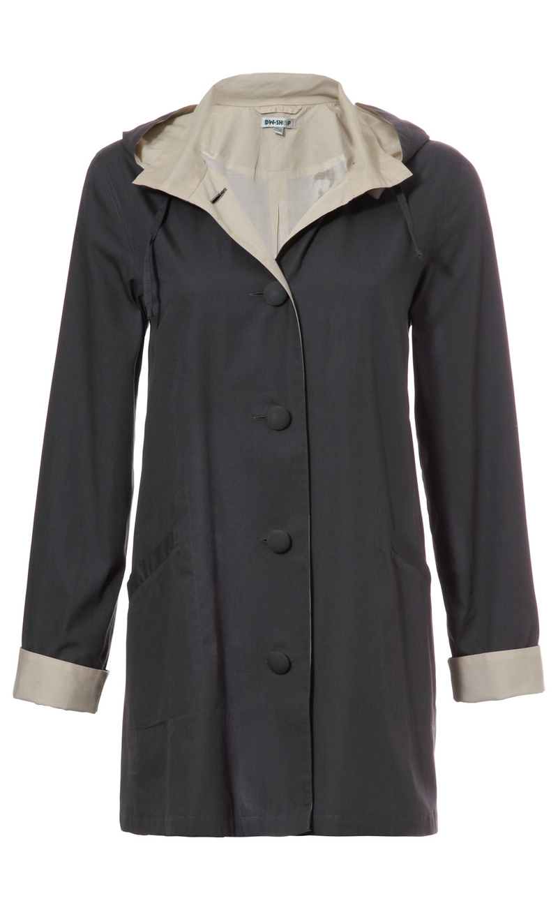 dunkelgraue Baumwoll-Jacke mit heller, umgekrempelter Manschette und heller Kapuzeninnenseite, durchgeknöpft, lange Ärmel, zwei seitliche Eingrifftaschen, gerader Schnitt