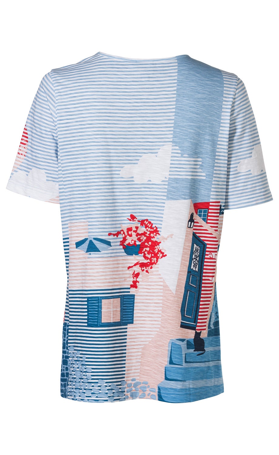 Baumwoll-Shirt Rückansicht mit blau-weiß geringeltem Mustermix, maritimem Print von Häuserfassaden mit Fensterläden, Treppenstufen, schwarzer Katze, roten Blumen und blauem Sonnenschirm unter weißem Himmel mit Wolken