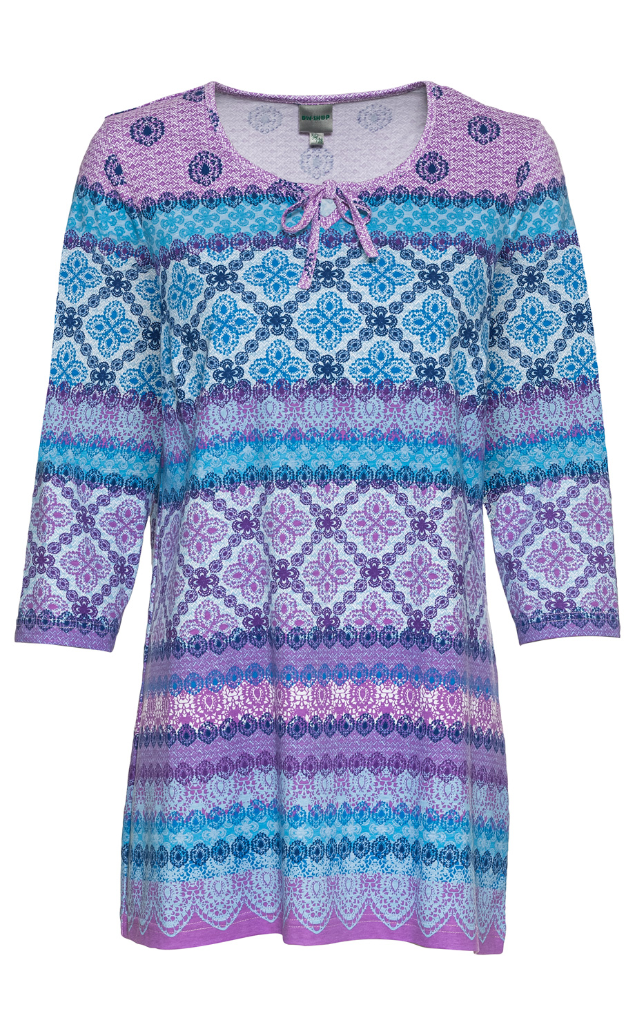 Baumwoll-Shirt mit 3/4-Ärmeln, Rundhalsausschnitt mit kleiner Schlaufe, gemustert in Lila, Blau und Weiß mit floralen und geometrischen Mustern, leicht taillierte Passform.