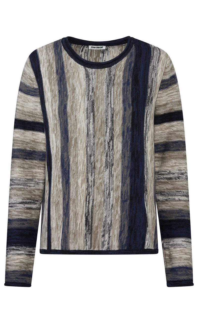 Langärmliger Strickpullover mit Rundhalsausschnitt, gemustert mit vertikalen und horizontalen Streifen in Blau-, Beige- und Grautönen, feine melierte Textur, locker geschnitten, ohne sichtbare Markenlogos außer innerem Etikett