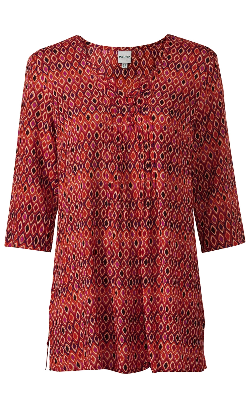 Viskose-Bluse mit 3/4-Ärmeln, rundem Halsausschnitt und Knopfleiste, rot-orange farbenes Muster aus kleinen Rauten in verschiedenen Farben, lockere Passform, seitliche Schlitze am Saum