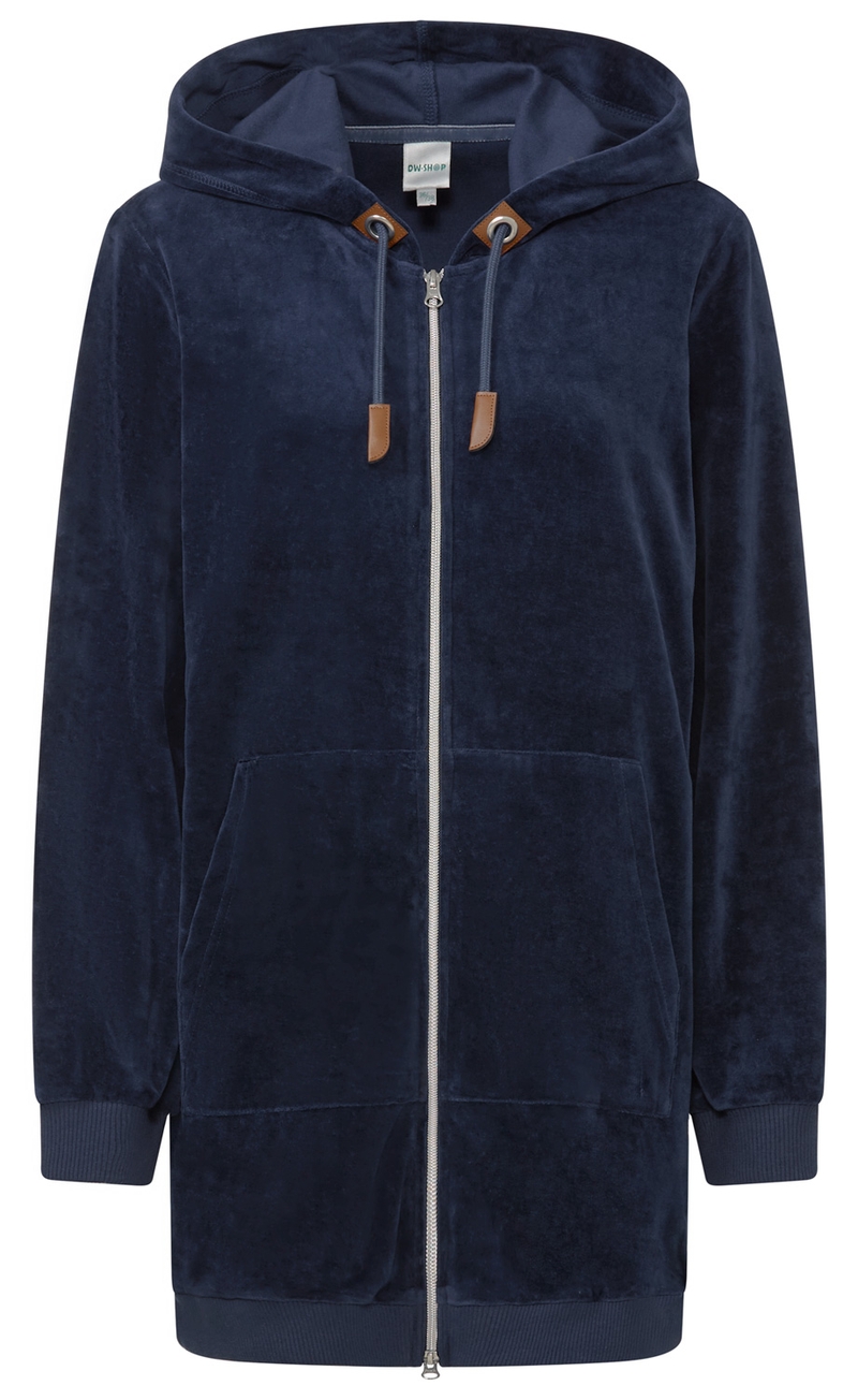 Dunkelblaue Samtjacke mit Kapuze, durchgehendem Reißverschluss, zwei frontalen Taschen, elastischen Bündchen an den Ärmeln, braunen Lederdetails an den Kordeln der Kapuze, knielang, ohne Muster.