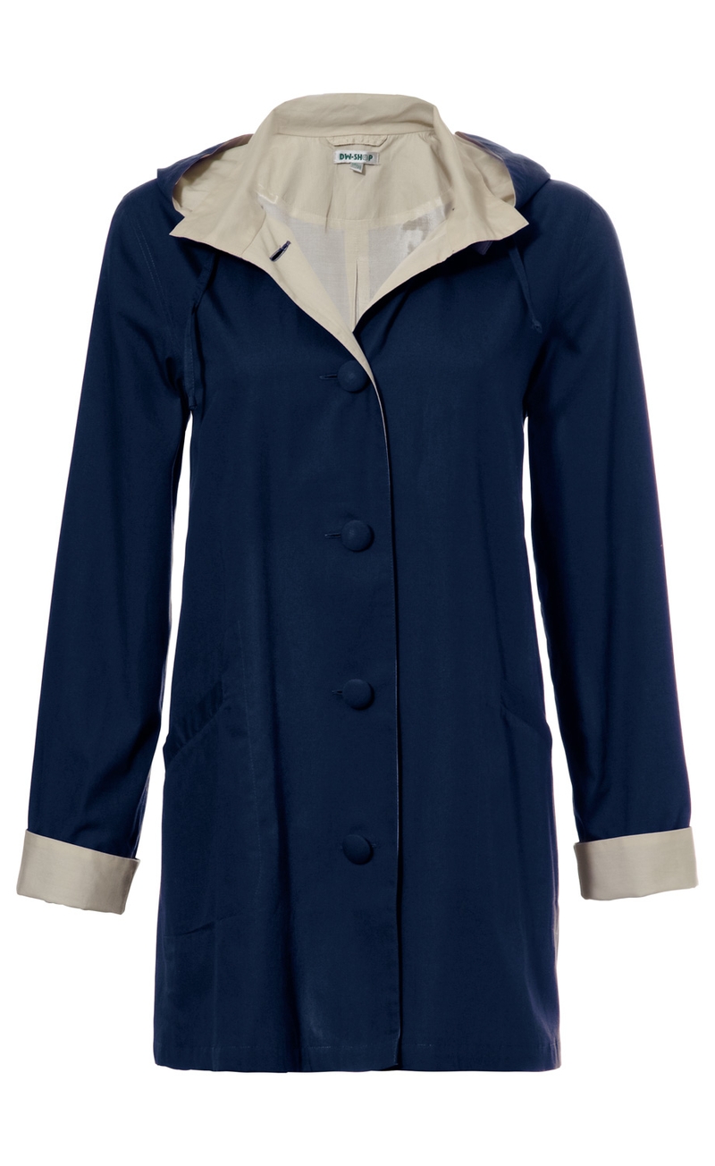 Baumwoll-Jacke in Dunkelblau mit heller, aufklappbarer Kapuze und Ärmelaufschlägen, durchgehender Knopfleiste mit vier Knöpfen, zwei Seitentaschen, mittellang, taillierter Schnitt