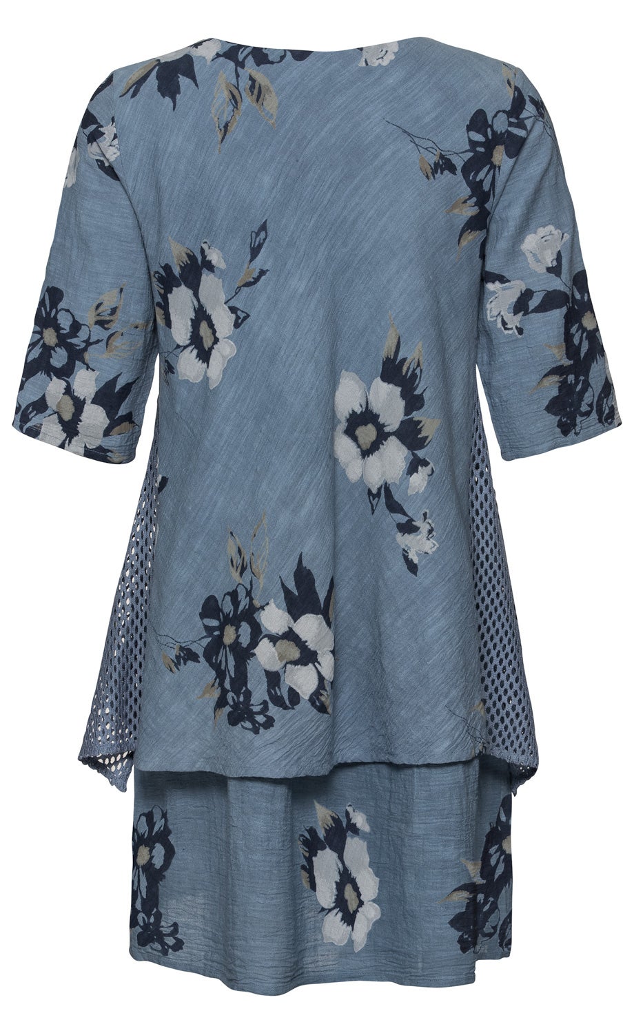 Rückenansicht eines blau-grauen Baumwoll-Kleids mit weißen und schwarzen Blumenmustern, halblangen Ärmeln und seitlichen Netzeinsätzen.