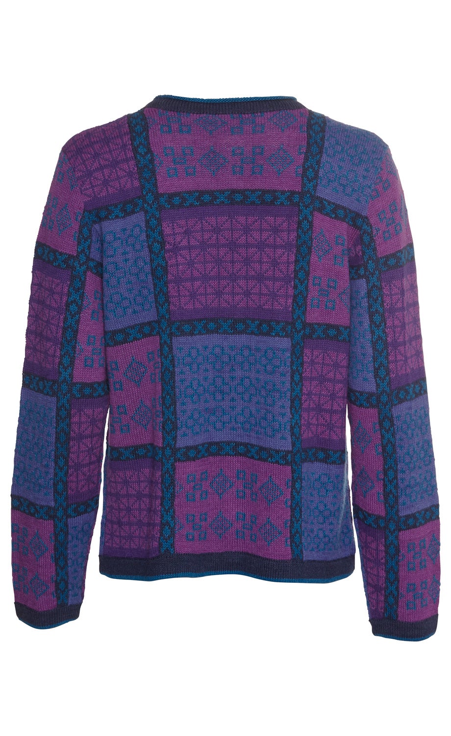 Alpaka-Strickjacke in Lila und Blau mit geometrischem Muster aus Quadraten und Rauten, langärmelig, rundem Halsausschnitt, strukturierter Strickoptik, hinten abgebildet auf weißem Hintergrund
