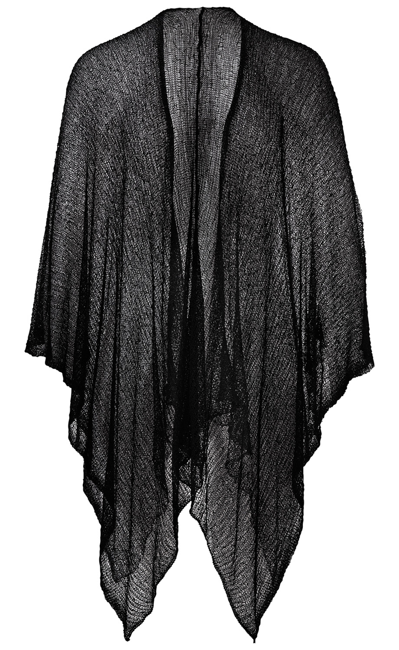 schwarze, transparente Viskose-Stola aus grobmaschigem, leicht fallendem Stoff, mit asymmetrischem Saum, hängend fotografiert vor weißem Hintergrund