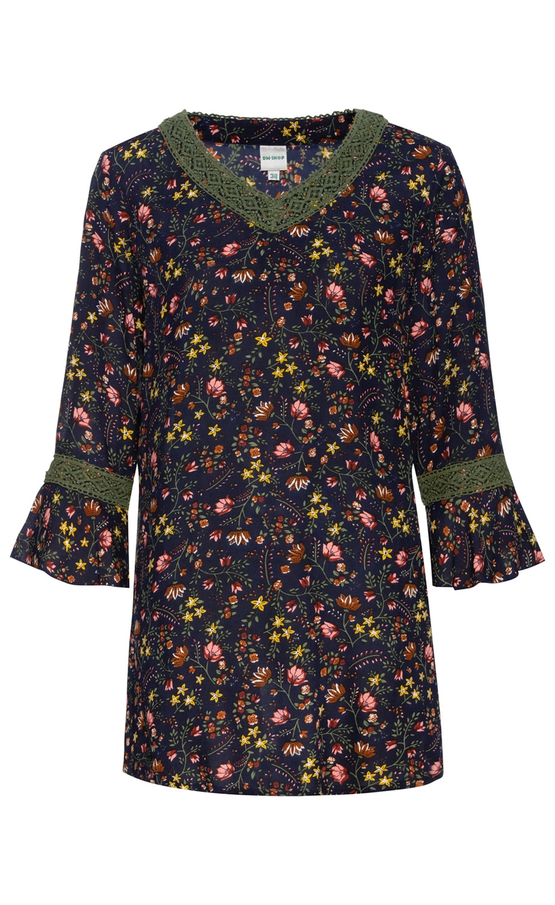 Dunkelblaue Viskose-Bluse mit buntem Blumenmuster in Gelb, Rosa und Braun, V-Ausschnitt und Spitzenborte in Olivgrün am Kragen und an den 3/4 Ärmeln mit Volantabschluss