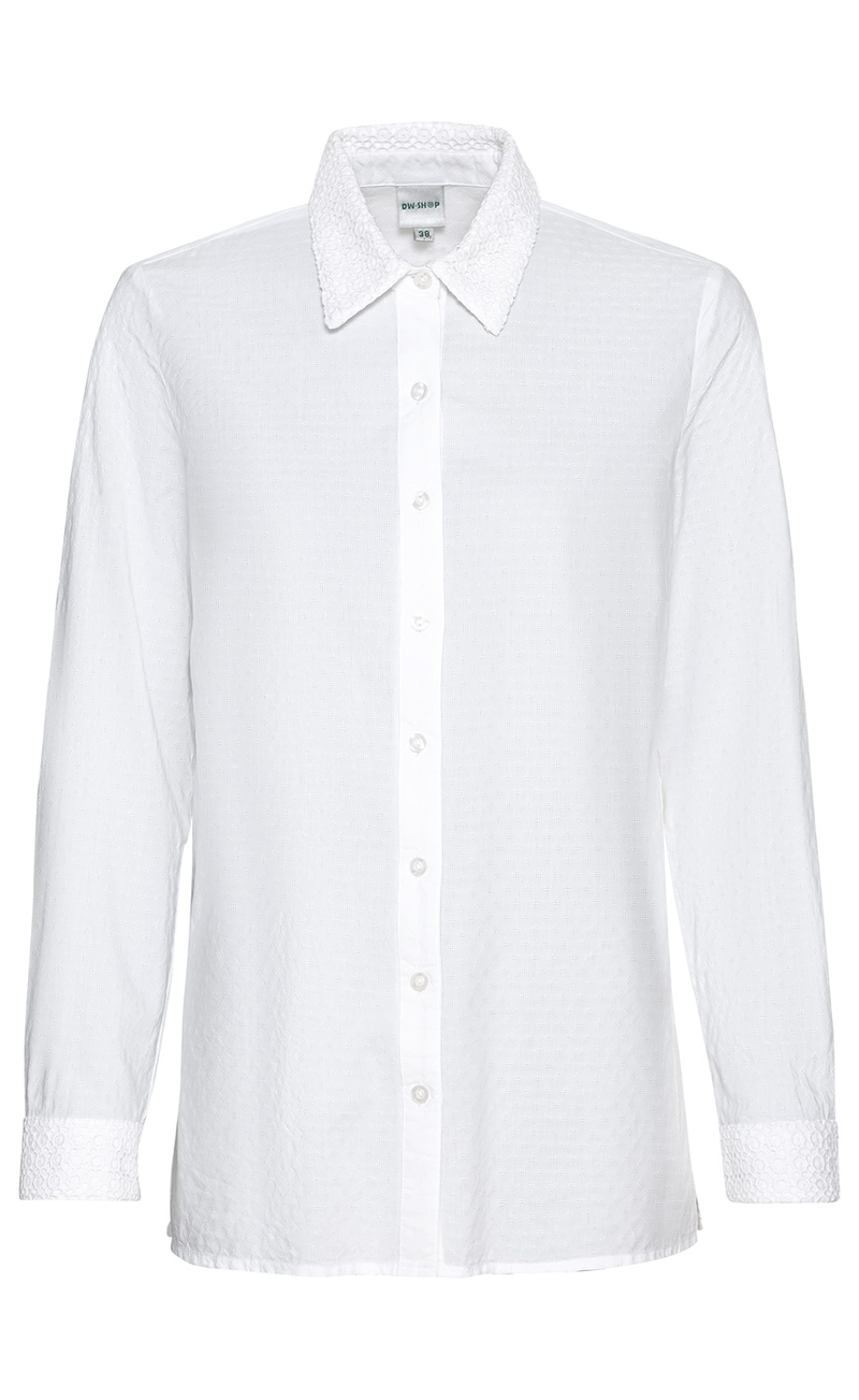 Weiße Baumwoll-Mix-Bluse mit langen Ärmeln, durchgehender Knopfleiste, Hemdkragen und Manschetten mit feinem, strukturiertem Muster, Größe 38, Frontansicht vor weißem Hintergrund.