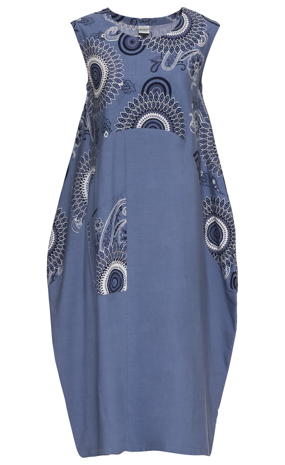 Leinen-Mix-Kleid in Blau mit ärmellosem Schnitt, großflächigem abstraktem Mandala-Muster in Weiß, Dunkelblau und Schwarz, weit geschnittenes Design, asymmetrischer Einsatz auf Vorderseite, knielang, Rundhalsausschnitt