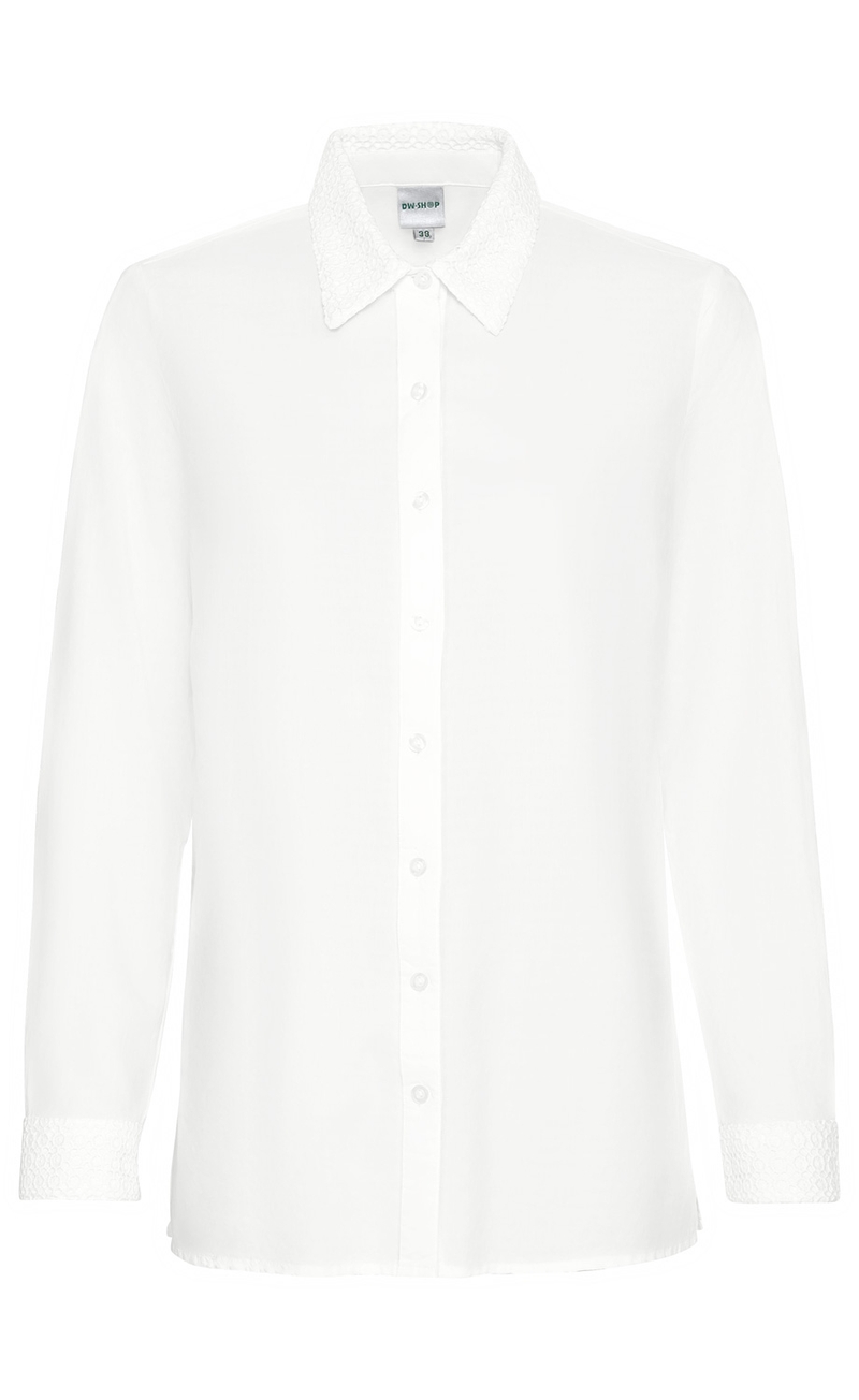 Weiße Baumwoll-Bluse mit langen Ärmeln, durchgehender Knopfleiste, spitzem Kragen und Manschetten mit feiner Lochmuster-Verzierung, geradem Saumabschluss, klassischer Schnitt