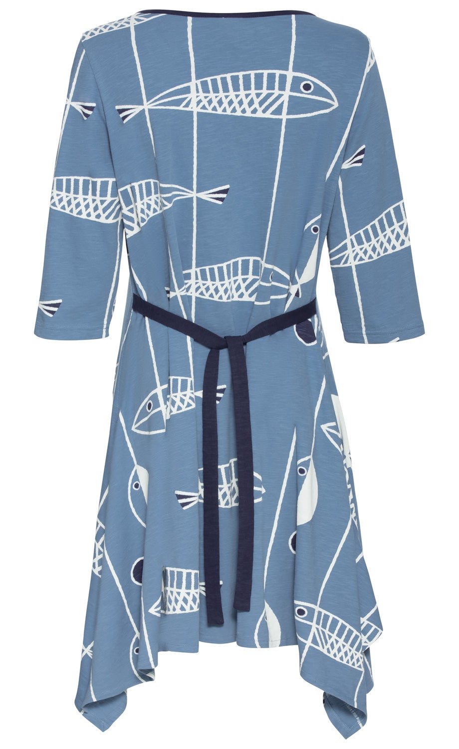 Blaues Baumwollkleid mit asymmetrischem Saum, weißen Fischmustern und dreiviertel langen Ärmeln, Taillengürtel in Dunkelblau, rundem Halsausschnitt, Rückansicht.