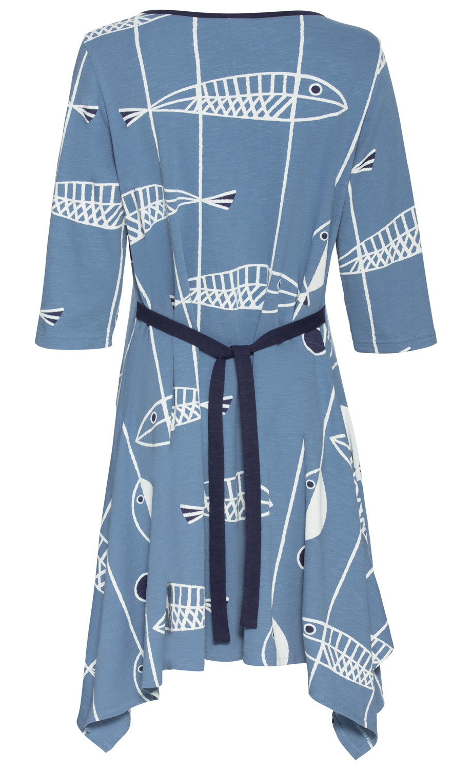 Blaues Baumwollkleid mit asymmetrischem Saum, weißen Fischmustern und dreiviertel langen Ärmeln, Taillengürtel in Dunkelblau, rundem Halsausschnitt, Rückansicht.