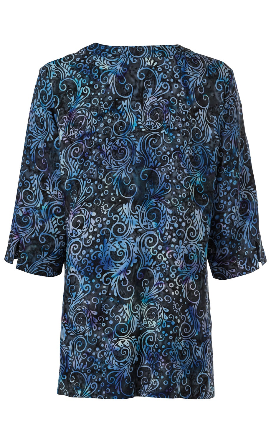 Rückansicht einer Viskose-Bluse mit dreiviertellangen Ärmeln, schwarzem Grund und blau-lila floralem Muster aus geschwungenen Linien und Punkten, durchgehende Länge bis Hüfte