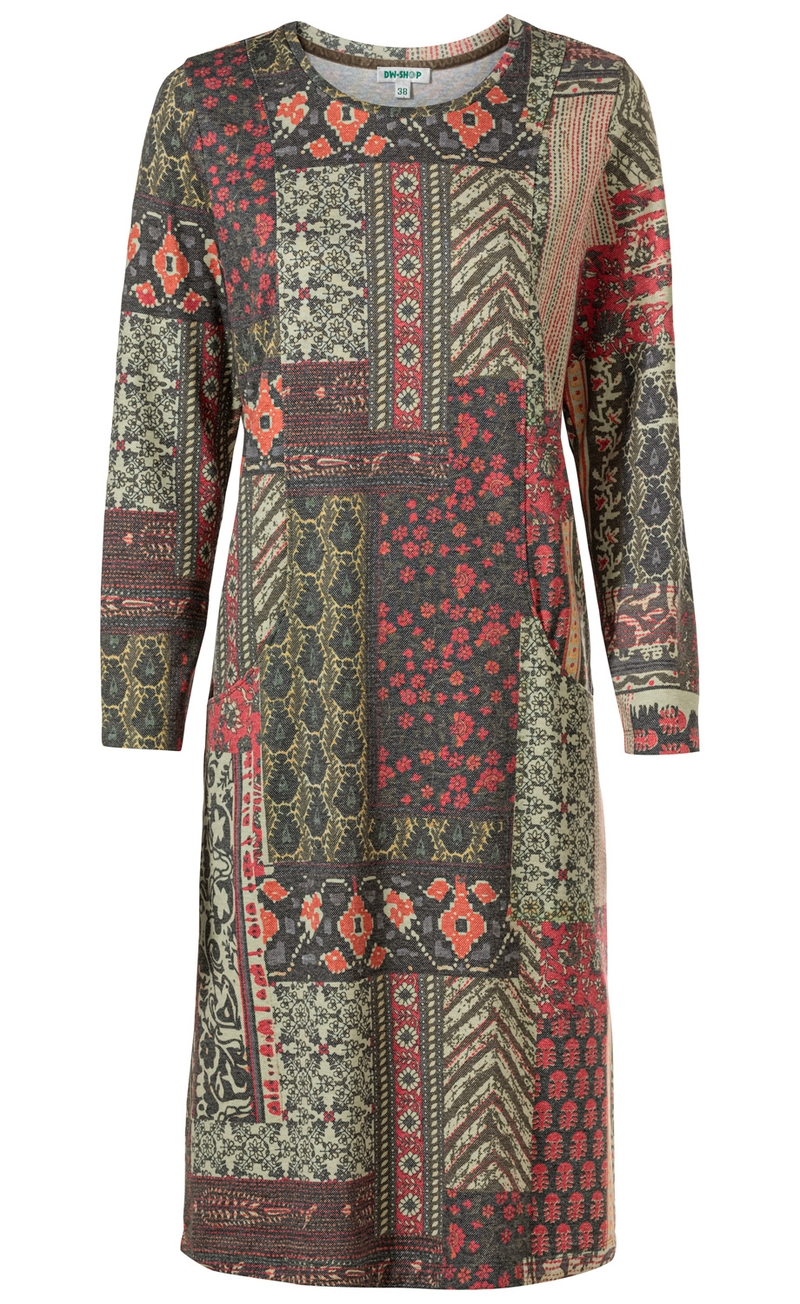 Bauwoll-Mix-Kleid mit langem Arm, rundem Ausschnitt, zwei seitlichen Eingrifftaschen, Patchwork-Muster in Rot, Beige, Dunkelgrau und Olivgrün, knieumspielende Länge, figurumspielender Schnitt.