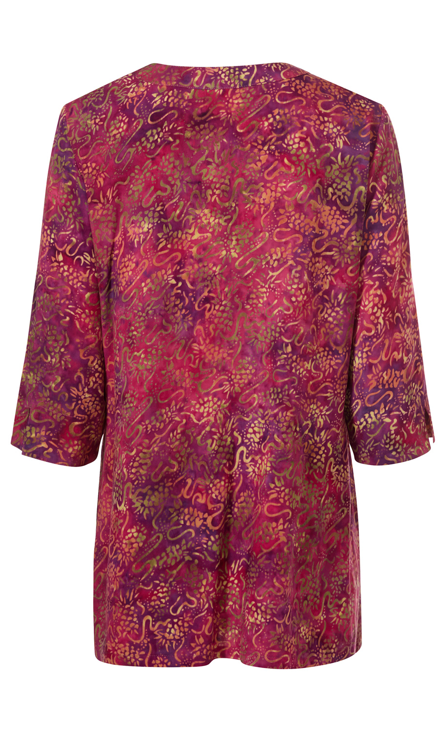Rückansicht einer Viskose-Bluse mit 3/4-Ärmeln, mehrfarbiges Batikmuster in Rot-, Lila- und Orangetönen, lockere Passform, rundem Halsausschnitt.
