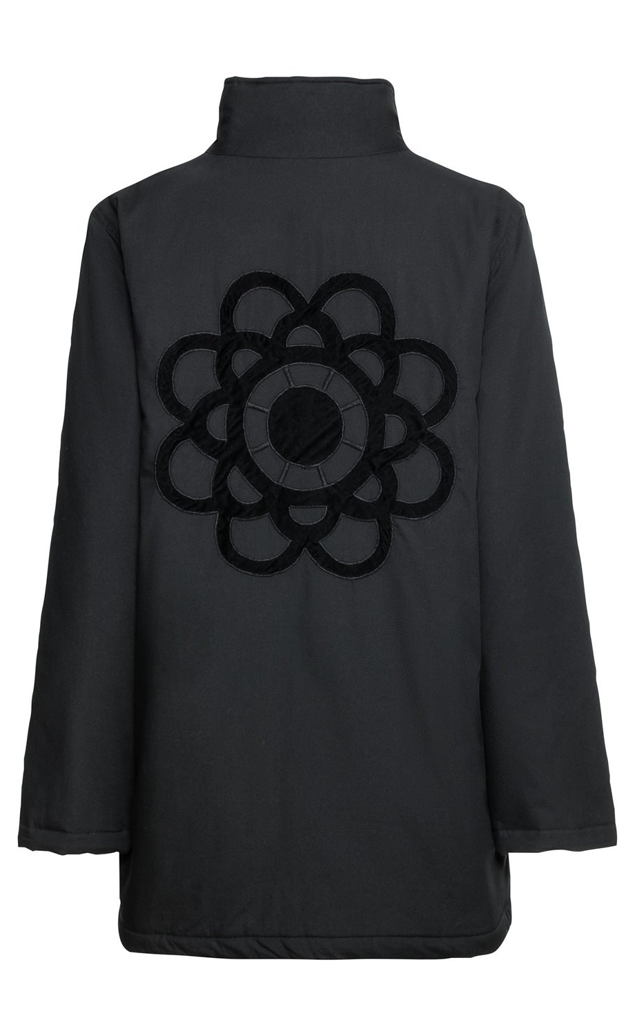 schwarze Baumwoll-Jacke mit Stehkragen, Rückseite mit großem, schwarzen, floralen Samt-Applikations-Design, lange Ärmel, gerade geschnitten, ohne sichtbare Verschlüsse, isoliert auf weißem Hintergrund