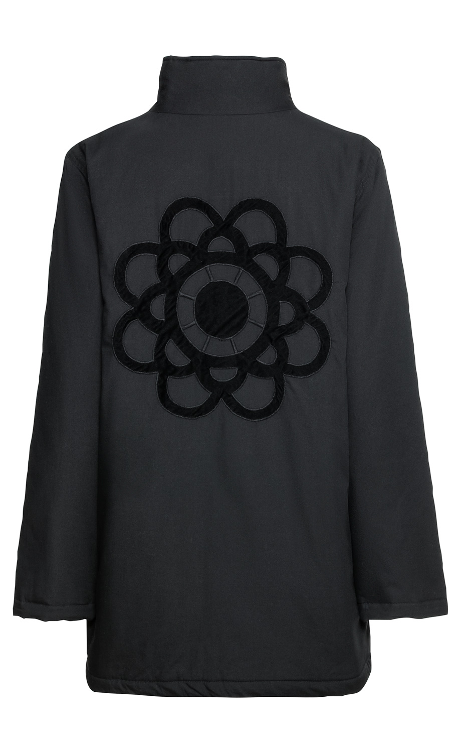schwarze Baumwoll-Jacke mit Stehkragen, Rückseite mit großem, schwarzen, floralen Samt-Applikations-Design, lange Ärmel, gerade geschnitten, ohne sichtbare Verschlüsse, isoliert auf weißem Hintergrund