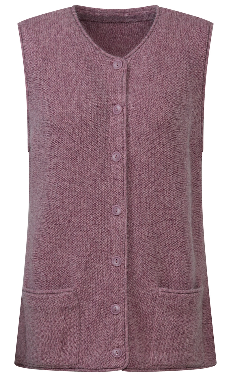 Ärmellose, violette Strickweste mit Rundhalsausschnitt, durchgehender Knopfleiste vorne und zwei aufgesetzten Taschen auf Hüfthöhe, schlichtes Design, weiche Textur.