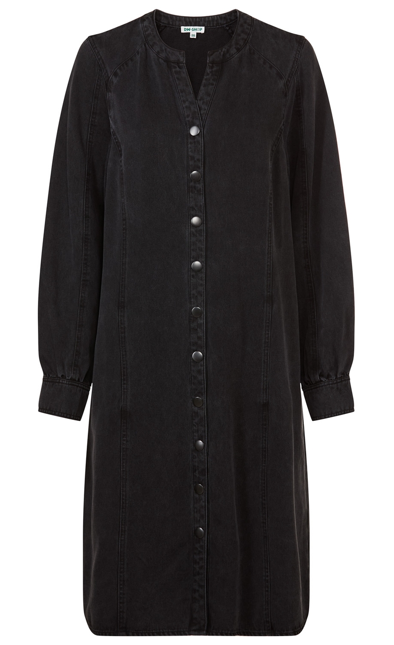 Schwarzes Lyocell-Kleid mit langen Ärmeln, runder Ausschnitt mit kleinem V-Schlitz, durchgehender Knopfleiste mit schwarzen Druckknöpfen, leicht ausgestellter Schnitt und elastische Bündchen am Ärmelabschluss