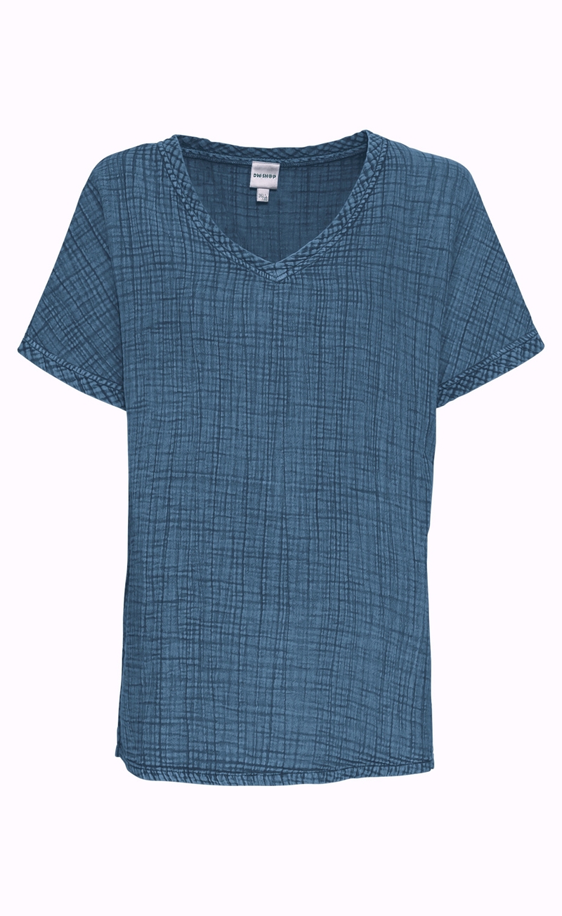 Blaue Baumwoll-Bluse mit kurzem Ärmel, V-Ausschnitt und feinem, kariertem Muster, leichte Struktur, legere Passform, einfaches Design, ideal für den Alltag und Sommer.