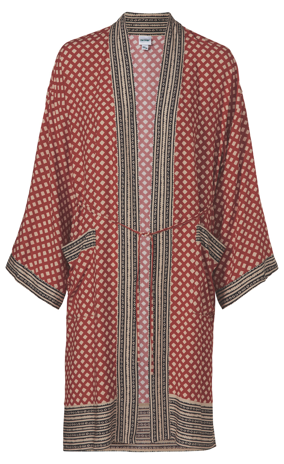 rote Viskose-Bluse mit beigem Rautenmuster, schwarze und beige gemusterte Bordüren an Saum, Ärmeln und entlang der Öffnung, halblanger, weiter Schnitt mit Bindegürtel und zwei Taschen vorne