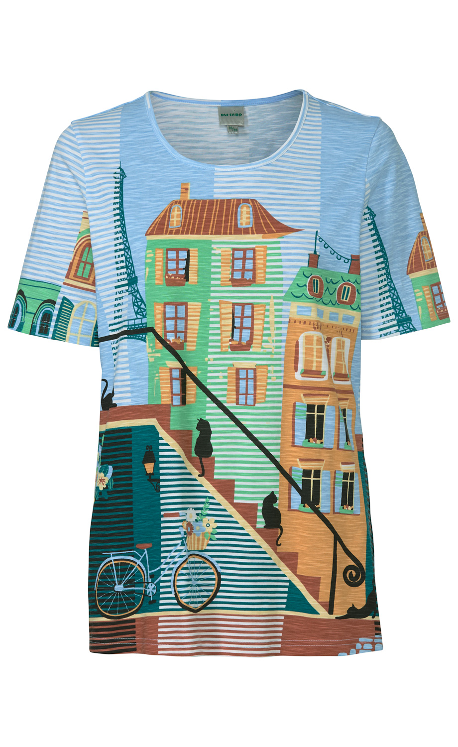 Baumwoll-Shirt mit Rundhalsausschnitt in hellblau, bedruckt mit bunten Häusern, Treppen, schwarzen Katzen, Fahrrad mit Blumenkorb und angedeutetem Eiffelturm, alles vor gestreiftem Hintergrund in Blau, Grün und Braun.