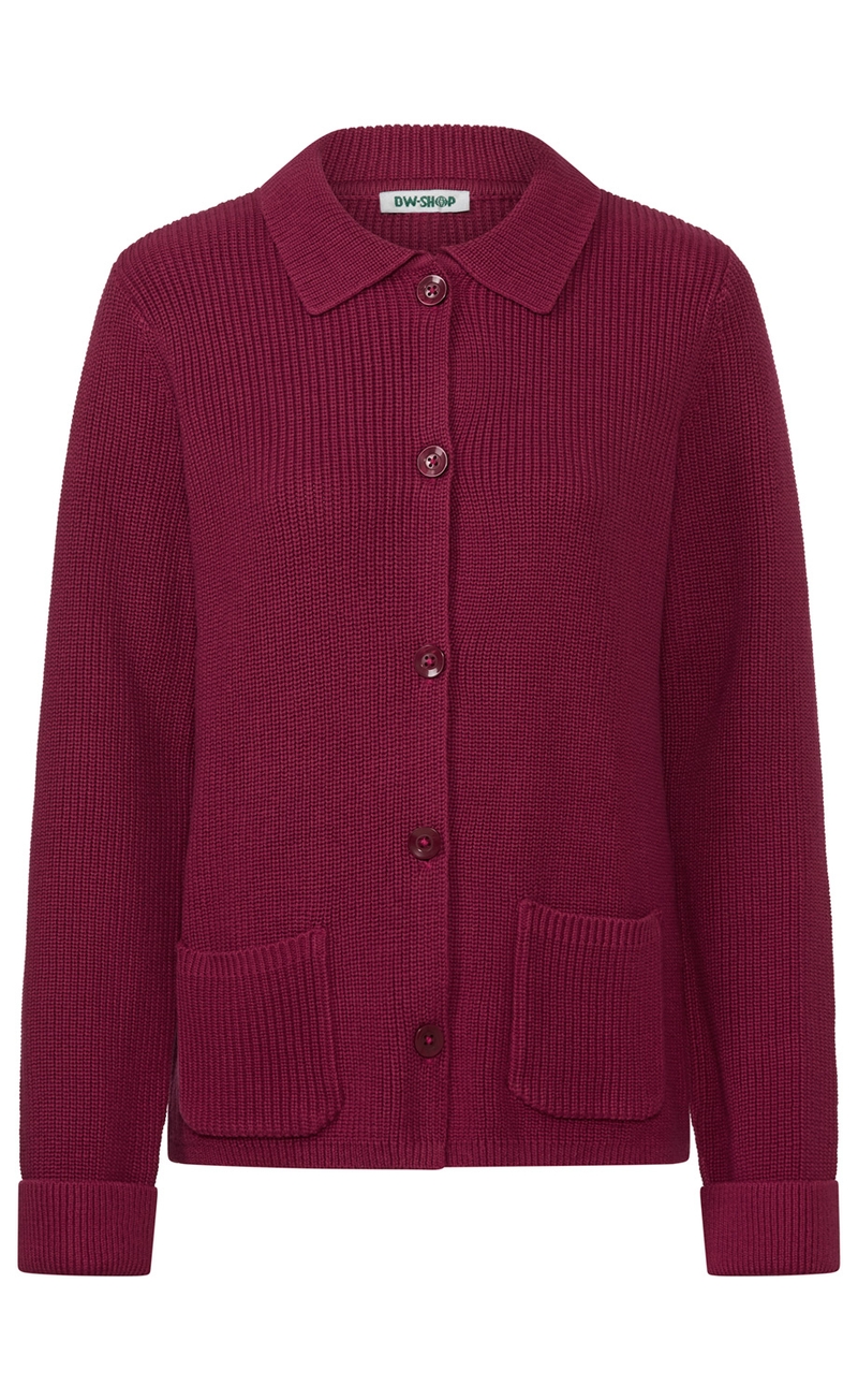 weinroter, gestrickter Cardigan mit Kragen, Knopfleiste und zwei aufgesetzten Taschen, langärmlig, gerippte Bündchen am Ärmelabschluss, mittellang, klare Form ohne Muster