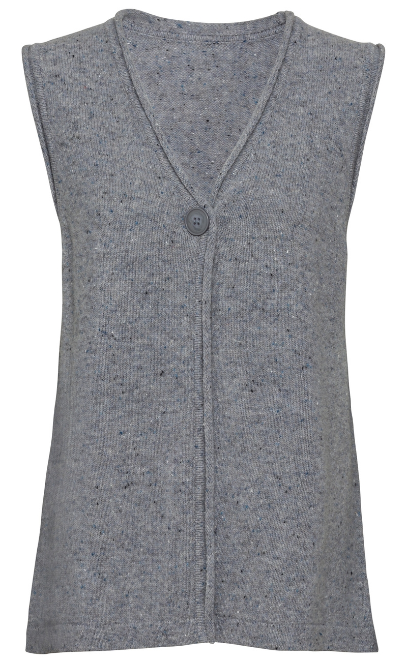 graue Yak-Mix-Weste aus grob gestricktem Material mit V-Ausschnitt, ohne Ärmel, einfarbig mit feinen dunklen und blauen Sprenkeln, mittig ein grauer Knopf als Verschluss, gerade geschnitten