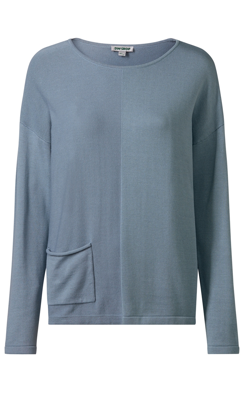 Hellblauer Baumwoll-Mix-Pullover mit Rundhalsausschnitt, langen Ärmeln und einer kleinen aufgesetzten Tasche auf der Vorderseite links, gerade geschnitten.
