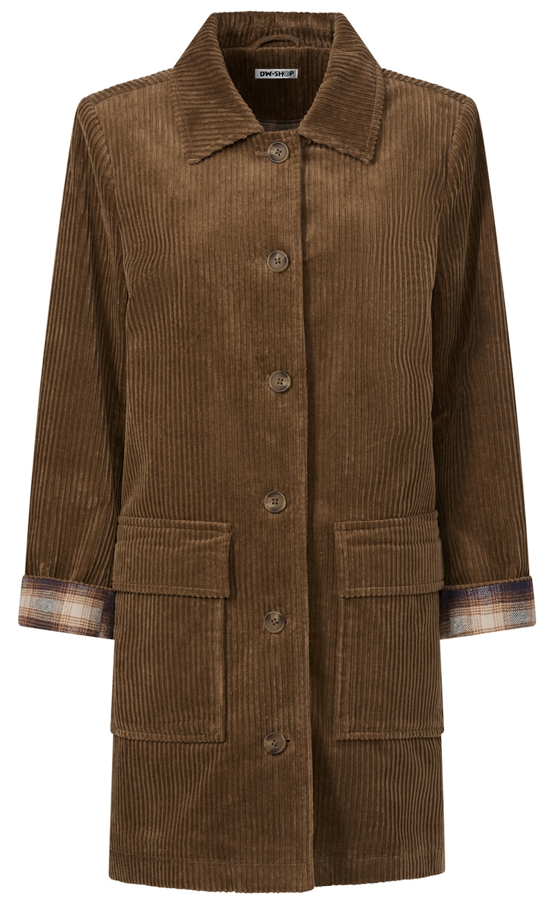 Braune Cordjacke mit Knöpfen, umgeschlagenem Kragen, zwei großen aufgesetzten Taschen vorne und kariertem Innenfutter an den hochgekrempelten Ärmelenden
