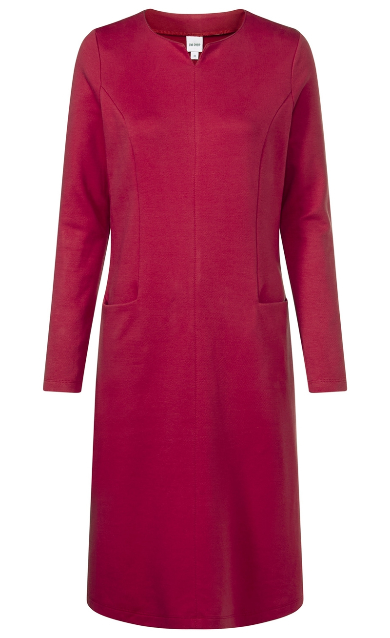 Damen Baumwoll-Mix-Kleid in Dunkelrot, langärmlig, knielang, gerade geschnitten, mit zwei Eingrifftaschen vorne und rundem Ausschnitt mit kleinem V-Schlitz.