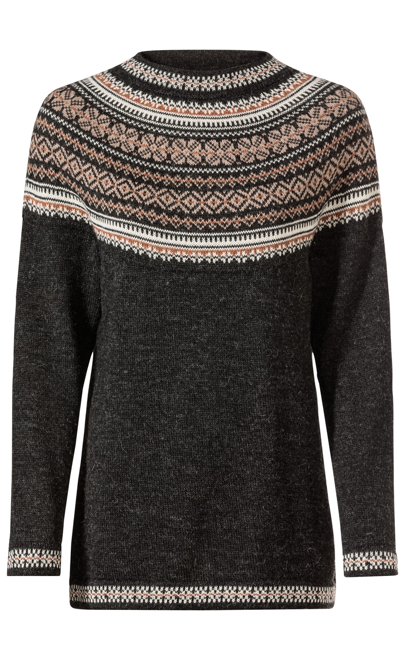 Dunkelgrauer Alpaka-Pullover mit Rundhalsausschnitt, mehrfarbigem Norwegermuster in Braun, Weiß und Beige am oberen Bereich, Bündchen und Saum, lange Ärmel, dicke, warme Strickqualität.