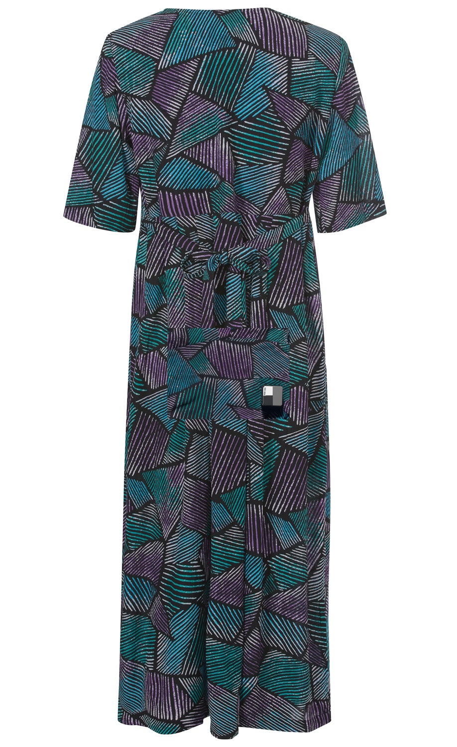 Viskose-Kleid mit halblangen Ärmeln, abstraktem geometrischem Muster in Blau, Lila und Schwarz, mittellanger Länge, seitlicher Tasche und Stoffgürtel, Rückansicht auf weißem Hintergrund