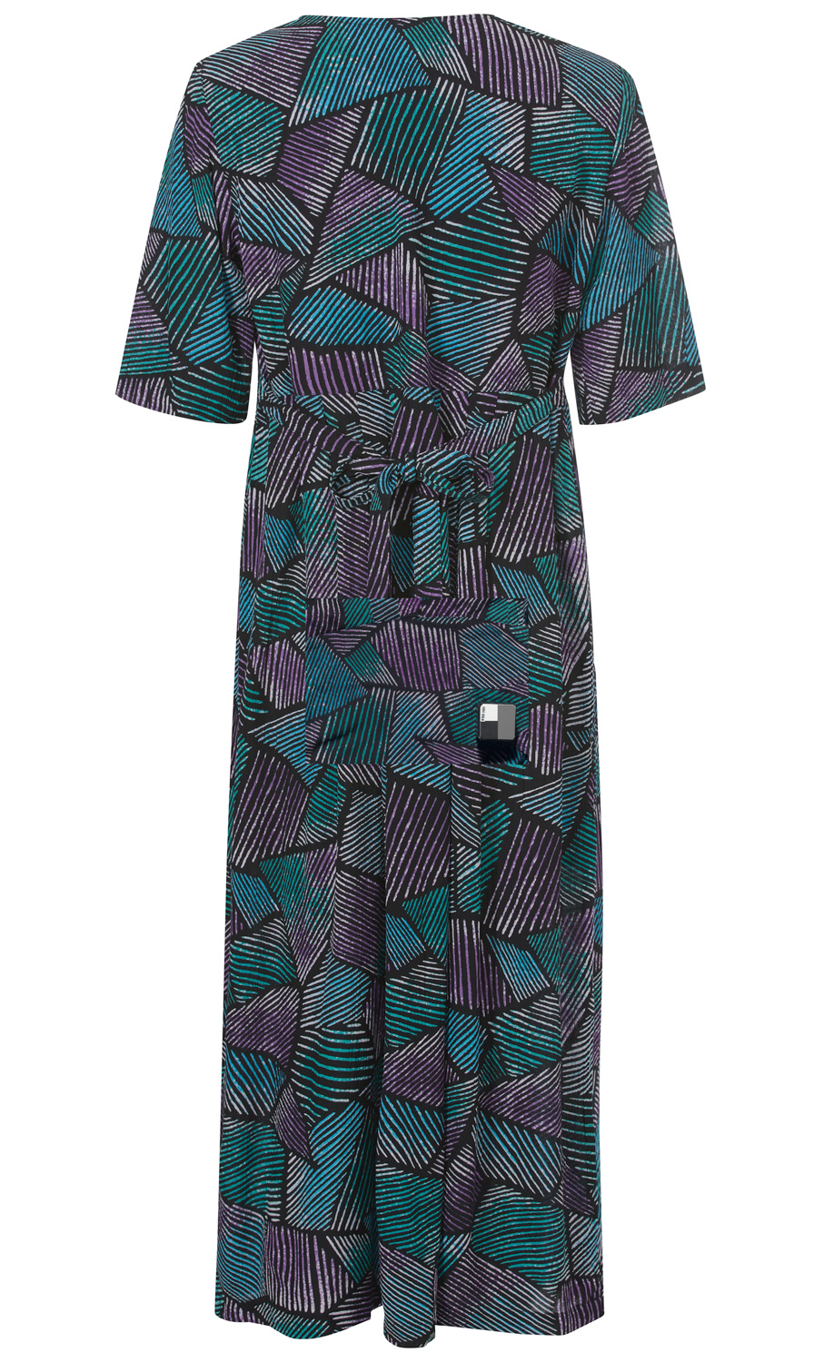 Viskose-Kleid mit halblangen Ärmeln, abstraktem geometrischem Muster in Blau, Lila und Schwarz, mittellanger Länge, seitlicher Tasche und Stoffgürtel, Rückansicht auf weißem Hintergrund